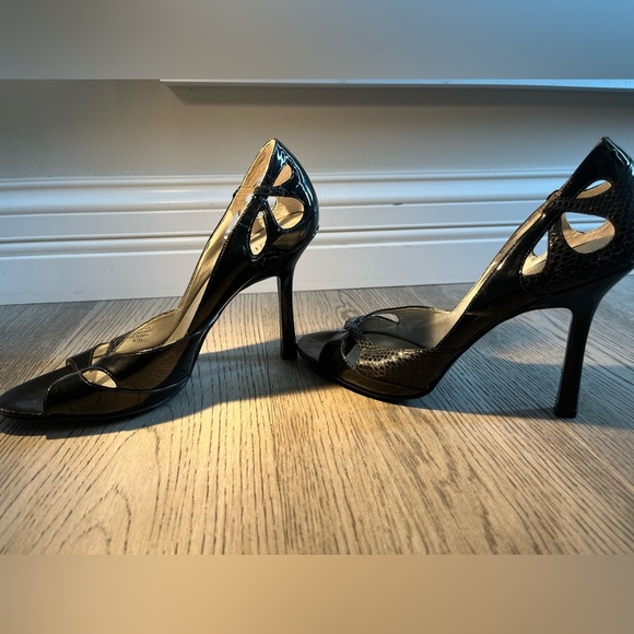 Guess Peep-toe black pump with super cute cut outs! - Picture 6 of 8